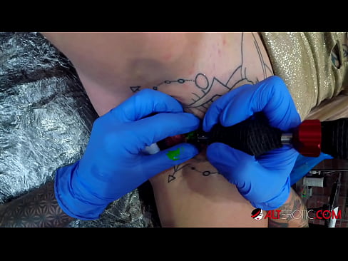❤️ Sully Savage yang sangat bertato membuat tato di klitorisnya ☑ Video anal pada kami ❤